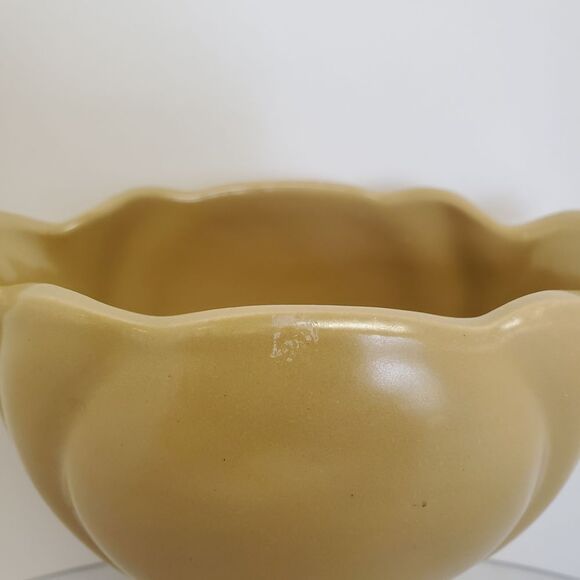 Vintage Hull Pottery Tan Tulip Vase with Pedestal Base and Glazed Finish MCM - Picture 2 of 7